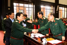 Đại tướng Ngô Xuân Lịch, Uỷ viên Bộ Chính trị, Phó Bí thư Quân uỷ Trung ương, Bộ trưởng Bộ Quốc phòng tiếp xúc với các đại biểu. (Ảnh: Dương Giang/TTXVN)
