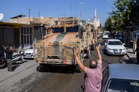 Các tay súng Syria ủng hộ Thổ Nhĩ Kỳ trong chiến dịch chống các tay súng người Kurd. (Ảnh: AFP/TTXVN)