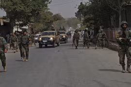 Cảnh sát Afghanistan điều tra tại hiện trường một vụ đánh bom liều chết ở tỉnh Parwan. (Ảnh: AFP/TTXVN)