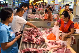 Một cửa hàng thịt tại Trung Quốc. (Ảnh: THX)