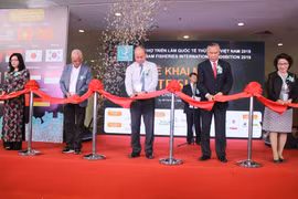 Các đại biểu cắt băng khai mạc triển lãm Vietfish 2019. (Ảnh: Xuân Anh/TTXVN)