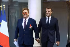 Tổng thống Pháp Emmanuel Macron và danh ca Elton John. (Ảnh: Le Parisien)