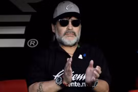 Maradona luôn được người dân Argentina coi là một người hùng của bóng đá nước nhà. (Ảnh: Reuters)