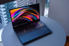 Asus ZenBook Pro Duo sở hữu hai màn hình có độ phân giải 4K (Ảnh: Soyacincau)