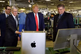 Tổng thống Donald Trump thăm nhà máy của Apple tại Texas. (Ảnh: AP)