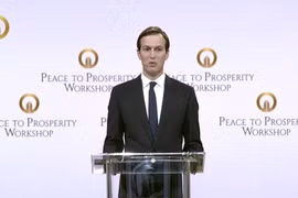 Cố vấn cấp cao Nhà Trắng Jared Kushner phát biểu tại hội nghị ở Manama. (Ảnh: AFP/TTXVN) 