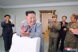 Nhà lãnh đạo Triều Tiên Kim Jong-un sau khi giám sát vụ thử vũ khí tại Wonsan ngày 25/7. (Ảnh: Yonhap/TTXVN)