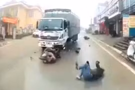 Xe tải đâm vào xe máy trong điều kiện thời tiết nhiều sương mù.