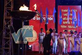 Đồng chí Nguyễn Anh Tuấn, Bí thư Thường trực Trung ương Đoàn, Chủ tịch Hội LHTN Việt Nam thắp ngọn đuốc thanh niên. (Ảnh: Linh Anh/TTXVN)