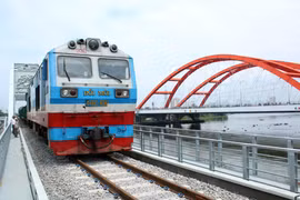 Chuyến tàu đầu tiên đã được chạy thử qua cầu Bình Lợi mới (Ảnh: Tiến Lực/TTXVN)