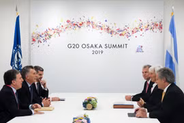 Tổng thống Argentina Mauricio Macri hội đàm với Tổng Giám đốc Quỹ Tiền tệ quốc tế (IMF) Christine Lagarde tại Nhật Bản. (Ảnh: AFP/TTXVN) 