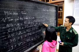 Từ năm 2011 đến nay, Trạm Biên phòng cửa khẩu cảng Sông Hàn (Đà Nẵng) đã mở Lớp học Tình thương cho con em hộ nghèo, có hoàn cảnh đặc biệt khó khăn và thất học ở vùng ven biển thành phố. (Ảnh: Trần Lê Lâm/TTXVN) 