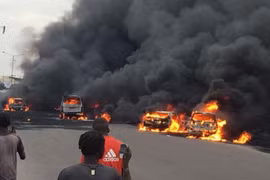 Xe chở dầu phát nổ tại Nigeria khiến nhiều người thương vong. (Ảnh: Dailypost.ng)