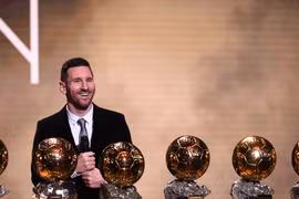 Lionel Messi bên bộ sưu tập danh hiệu Quả bóng Vàng. (Ảnh: AFP)