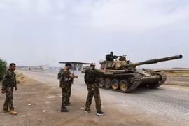 Binh sĩ quân đội Syria giao tranh với phiến quân tại Hama. (Ảnh: AFP/TTXVN)