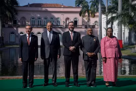 Đại diện các nước nhóm BRICS chụp ảnh chung tại Rio de Janeiro, Brazil. (Ảnh: AFP/ TTXVN) 