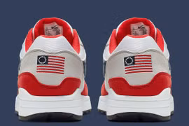 Mẫu giày mang cờ Mỹ gây tranh cãi của Nike. (Ảnh: Sneakernews)