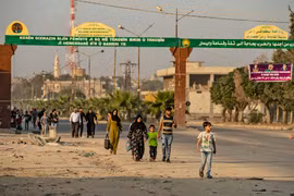 Người dân Syria sơ tán sau các cuộc tấn công của quân đội Thổ Nhĩ Kỳ. (Ảnh: AFP/TTXVN)