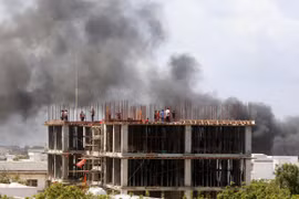Cột khói bốc lên sau vụ nổ. (Ảnh: Reuters)