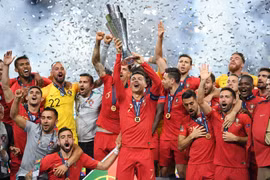 Ronaldo cùng đồng đội nâng cao chiếc cúp vô địch Nations League. (Ảnh: Getty)
