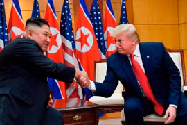 Tổng thống Mỹ Donald Trump và nhà lãnh đạo Kim Jong-un tại Nhà Hoà bình. (Ảnh: CNN) 