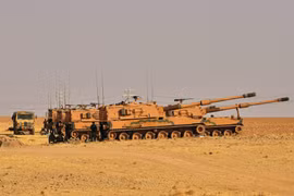 Xe tăng Thổ Nhĩ Kỳ tại biên giới với Syria. (Ảnh: THX/TTXVN)