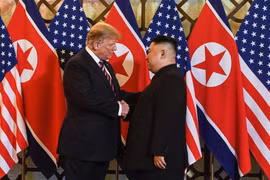 Tổng thống Mỹ Donald Trump và Nhà lãnh đạo Triều Tiên Kim Jong-un tại Hội nghị thượng đỉnh lần hai ở Hà Nội. (Ảnh: AFP/TTXVN) 