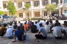 Các đối tượng sử dụng ma tuý tập trung tại cơ quan công an.