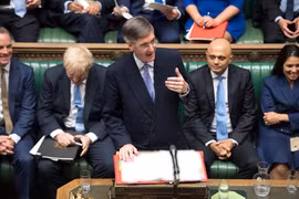 Chủ tịch Hạ viện Anh Jacob Rees-Mogg (giữa) phát biểu tại phiên họp Quốc hội ở London. (Ảnh: AFP/TTXVN)