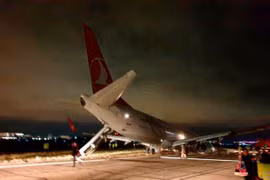 Chiếc máy bay Boeing 737 của Turkish Airlines phải hạ cánh bằng mũi. (Ảnh: Dumskaya)
