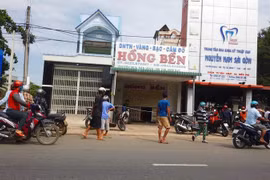 Tiệm vàng Hồng Bền bị phong tỏa.
