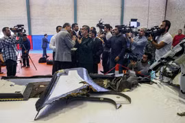 Iran công bố xác máy bay do thám không người lái của Mỹ bị bắn hạ hôm 21/6. (Ảnh: AFP/TTXVN) 