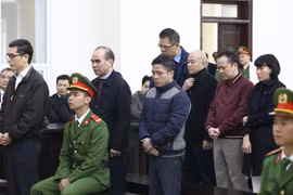 Các bị cáo nghe tòa tuyên án. (Ảnh: Văn Điệp/TTXVN) 