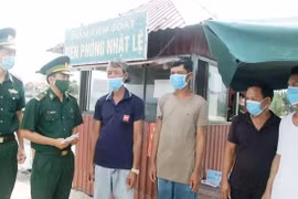 Cán bộ Đồn Biên phòng Nhật Lệ, Bộ Chỉ huy Bộ đội Biên phòng Quảng Bình tặng quà động viên và chia sẻ với chủ tàu cá gặp nạn. (Ảnh: Võ Dung/TTXVN)