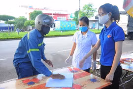 Người dân phải khai báo y tế tại các chốt kiểm soát ra vào thành phố Hải Dương. (Ảnh: Mạnh Minh/TTXVN)