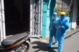 Nhân viên y tế Đà Nẵng tiến hành truy vết, khoanh vùng điều tra lịch sử dịch tễ ở khu vực dân cư, nơi sinh sống của bệnh nhân COVID-19. (Ảnh: Văn Dũng/TTXVN)