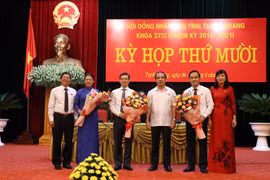 Bí thư Tỉnh ủy Tuyên Quang Chẩu Văn Lâm (thứ 4 trái sang) và lãnh đạo Hội đồng Nhân dân tỉnh Tuyên Quang tặng hoa chúc mừng Chủ tịch và hai Phó Chủ tịch Ủy ban Nhân dân tỉnh Tuyên Quang. (Ảnh Quang Đán/TTXVN)