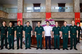 Phó Thủ tướng Vũ Đức Đam với các cán bộ, sỹ quan chỉ huy Bộ Tư lệnh Bộ đội Biên phòng. (Ảnh: Dương Giang/TTXVN)