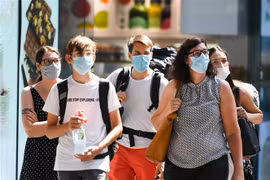 Người dân đeo khẩu trang phòng dịch COVID-19 tại Frankfurt, Đức. (Ảnh: THX/TTXVN)