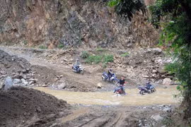 Một tuyến đường nối với trung tâm xã Sơn La bị sạt lở. (Ảnh: Quang Quyết/TTXVN)