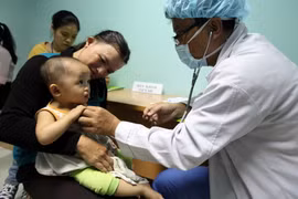 Khám sức khỏe cho các trẻ em trước khi đưa vào phòng phẫu thuật. (Ảnh: Mạnh Linh/TTXVN)