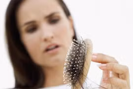 Khi tóc rụng nhiều bất thường, bạn cần nhanh chóng tìm giải pháp phù hợp.