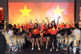 Màn biểu diễn ấn tượng khai mạc Đêm Gala. (Ảnh: Mạnh Hùng/TTXVN)