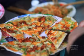 Thưởng thức món "Pizza Việt" ngon tuyệt của người dân Đà Lạt
