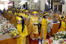 Nghi thức dâng hoa của cộng đồng phật tử tại Lễ Vu lan. (Ảnh: Thế Anh/TTXVN)