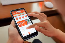 Hướng dẫn người dân hướng dẫn người dân đăng ký, sử dụng ứng dụng VNEID. (Ảnh: Minh Quyết/TTXVN)