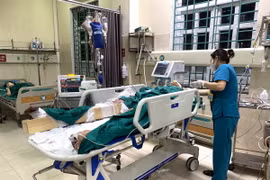 Nạn nhân Nguyễn Tuấn A. đang được cấp cứu tại bệnh viện Đa khoa tỉnh Hà Giang. (Ảnh: Đức Thọ/TTXVN)