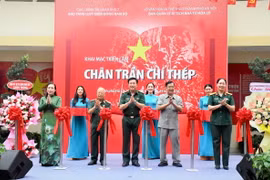 Nghi lễ cắt băng khai mạc Triển lãm. (Ảnh: Xuân Khu/TTXVN)