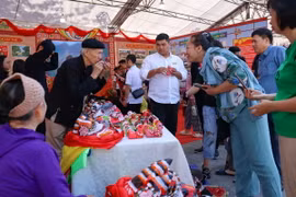 Giới thiệu, quảng bá các sản phẩm văn hóa, sản vật của đồng bào dân tộc tới đông đảo người dân du khách. (Ảnh: Thanh Tùng/TTXVN)