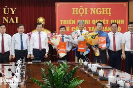 Bí thư Tỉnh ủy Đồng Nai Nguyễn Hồng Lĩnh; Chủ tịch UBND tỉnh Đồng Nai Võ Tấn Đức và lãnh đạo các cơ quan chúc mừng các đồng chí nhận quyết định về công tác cán bộ. (Nguồn: Báo Đồng Nai)